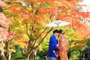 紅葉時期のピークにて兼六園で和装の前撮りをする新郎新婦様